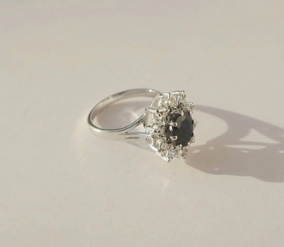 Bague 49 Pompadour - Bague ovale en or blanc, saphir et diamants 58 Facettes