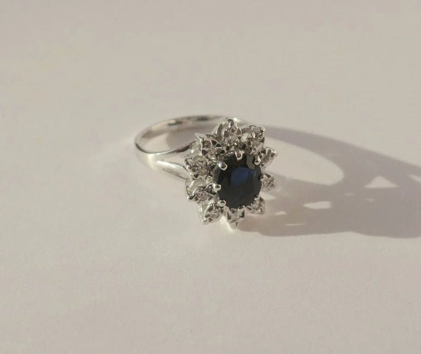 Bague 49 Pompadour - Bague ovale en or blanc, saphir et diamants 58 Facettes