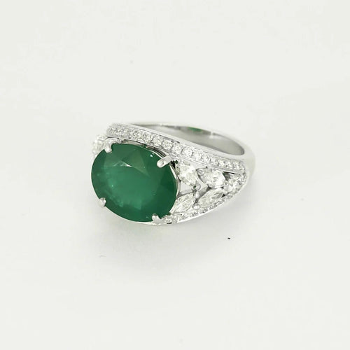 Bague 53.5 Bague en platine 950 sertie d’une émeraude 6,93 ct et diamants 58 Facettes