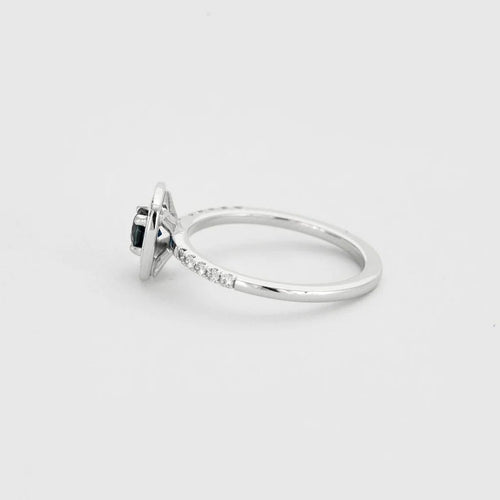 Bague 53 Bague - Solitaire entourage en or blanc avec saphir et diamants 58 Facettes