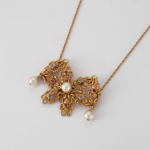 Collier Collier nœud en or jaune 18 carats avec perles, diamants et rubis 58 Facettes