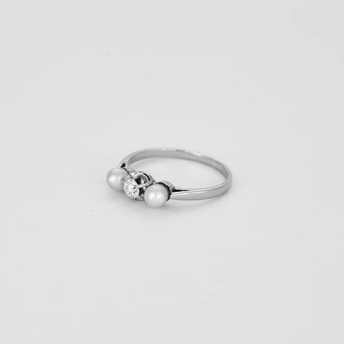 Bague 55 Bague trilogie ancienne en or blanc 18 carats, diamant et perles 58 Facettes