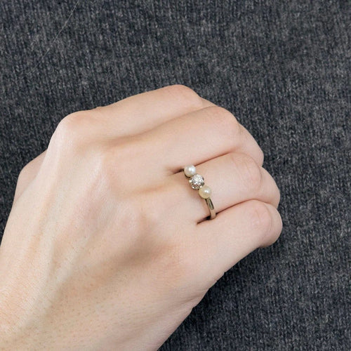 Bague 55 Bague trilogie ancienne en or blanc 18 carats, diamant et perles 58 Facettes