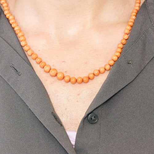 Collier Collier ancien en or jaune 18 carats avec perles de corail 58 Facettes