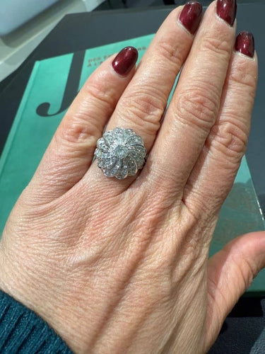 Bague 52 Bague fleur en or blanc 18 carats et diamants 58 Facettes 1.0000435/3