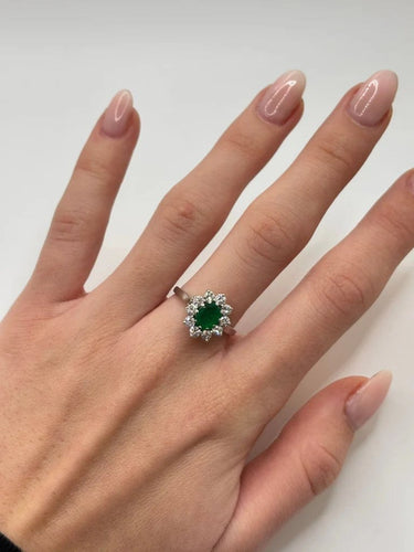 Bague 53 Bague en or blanc 18K avec émeraude 1 ct et diamants 0,80 ct 58 Facettes