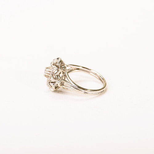 Bague 54 Bague fleur ciselée en or gris 18K et diamants 58 Facettes