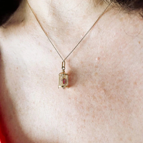 Pendentif Pendentif « L’amour en cage » en or rose 750 et rubis synthétique 58 Facettes 268