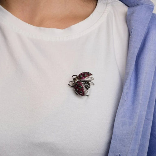 Broche Broche « Coccinelle » en or blanc avec rubis, tsavorites et diamants 58 Facettes
