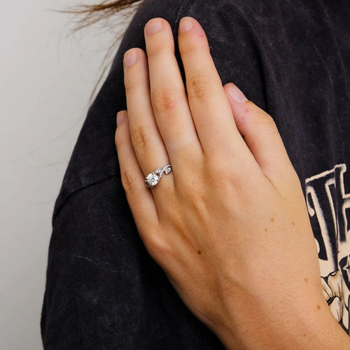 Bague 50 De Beers - Bague feuillage en platine 950 et diamants 58 Facettes 1.13209