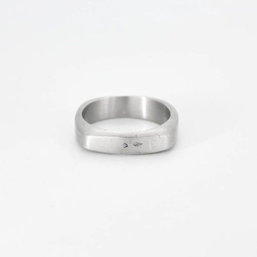 Bague 60 Bague carrée en or blanc brossé 18k 58 Facettes M8872