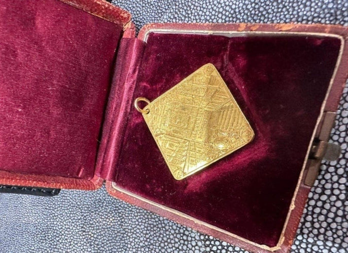 Pendentif Médaille française d'honneur carrée Maison Portois 58 Facettes