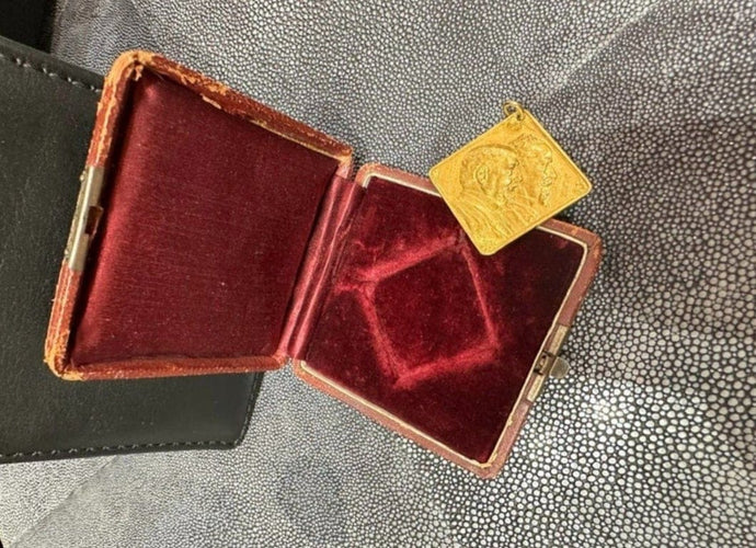 Pendentif Médaille française d'honneur carrée Maison Portois 58 Facettes