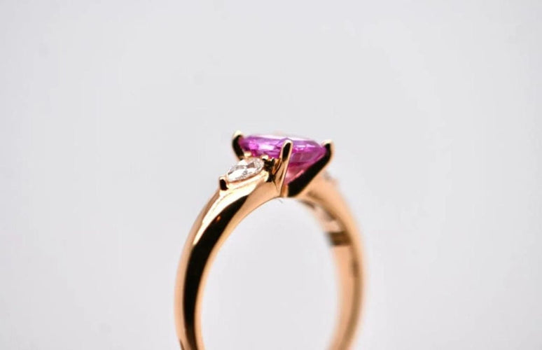 Bague 53 Bague en or rose 18 carats avec saphir rose et deux diamants 58 Facettes