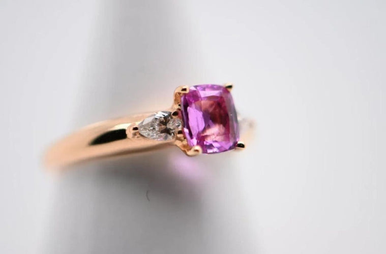 Bague 53 Bague en or rose 18 carats avec saphir rose et deux diamants 58 Facettes
