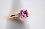 Bague 53 Bague en or rose 18 carats avec saphir rose et deux diamants 58 Facettes