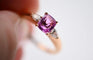 Bague 53 Bague en or rose 18 carats avec saphir rose et deux diamants 58 Facettes