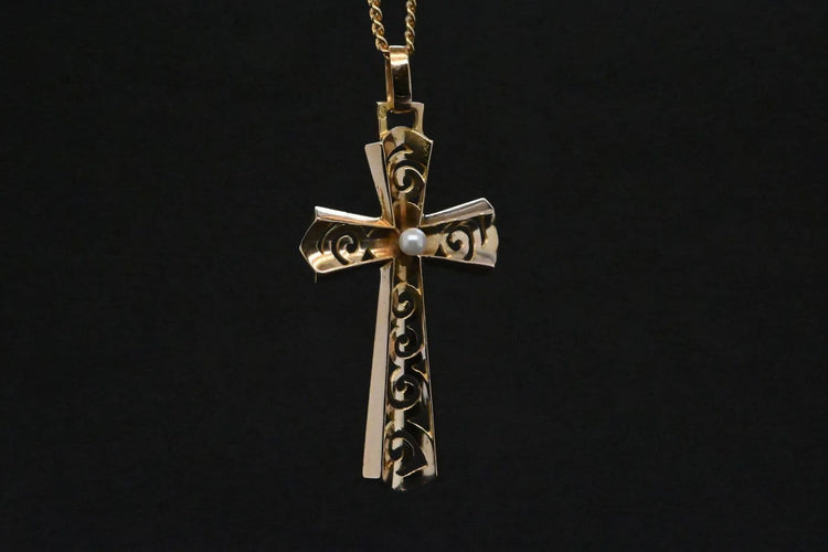Pendentif Pendentif croix ajourée en or 18 carats et perle 58 Facettes