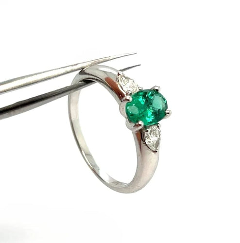 Bague 53.8 Bague en or blanc 18 carats avec émeraude 0,81 ct et diamants 58 Facettes