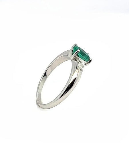 Bague 53.8 Bague en or blanc 18 carats avec émeraude 0,81 ct et diamants 58 Facettes