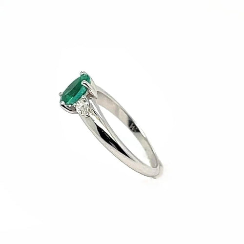 Bague 53.8 Bague en or blanc 18 carats avec émeraude 0,81 ct et diamants 58 Facettes