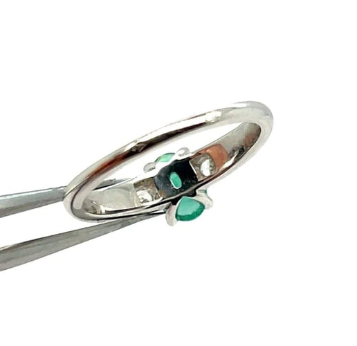 Bague 53.8 Bague en or blanc 18 carats avec émeraude 0,81 ct et diamants 58 Facettes