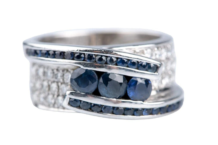 Bague 50 Bague 1,65 ct en or blanc, saphirs et diamants 58 Facettes BGADOC405-107