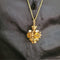 Pendentif Pendentif lanterne en or jaune 18 carats avec perles Akoya et corindons 58 Facettes COV1258