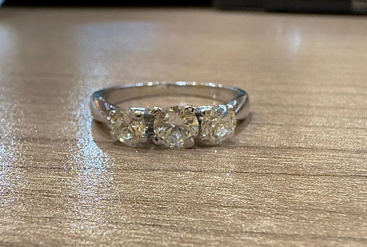 Bague 53 Alliance trilogie vintage en or blanc 18 carats et diamants 58 Facettes