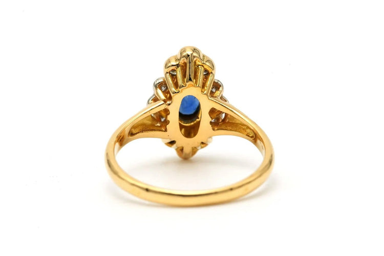 Bague 52 Bague contemporaine sertie d’un saphir et de diamants en or jaune 18 carats 58 Facettes 23234