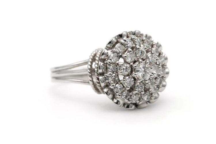 Bague Années 50 - Bague en or blanc et diamants 58 Facettes 23281