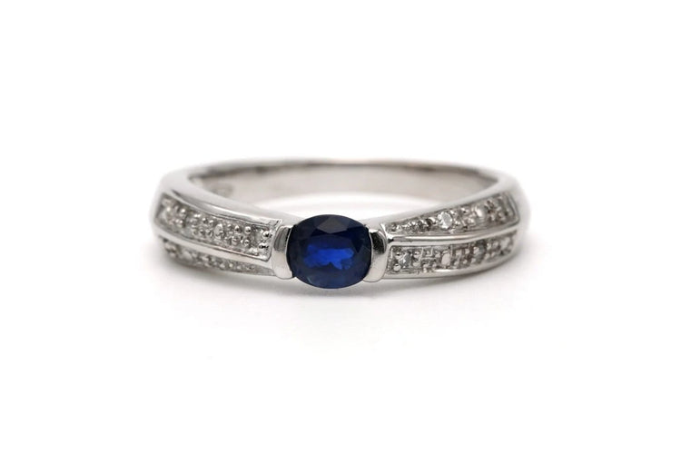 Bague 54 Bague contemporaine en or blanc 18 carats avec saphir et diamants 58 Facettes 23175