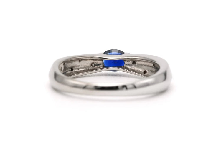Bague 54 Bague contemporaine en or blanc 18 carats avec saphir et diamants 58 Facettes 23175