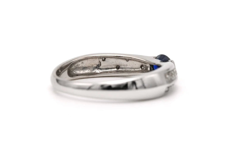 Bague 54 Bague contemporaine en or blanc 18 carats avec saphir et diamants 58 Facettes 23175