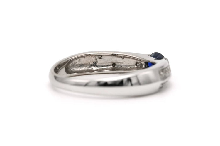 Bague 54 Bague contemporaine en or blanc 18 carats avec saphir et diamants 58 Facettes 23175