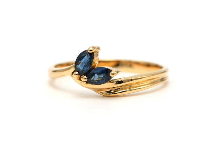 Bague 53 Bague contemporaine sertie de saphirs en or jaune 18 carats 58 Facettes 22894