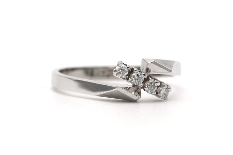 Bague 51 Bague contemporaine en or blanc 18 carats sertie de diamants 58 Facettes 23339
