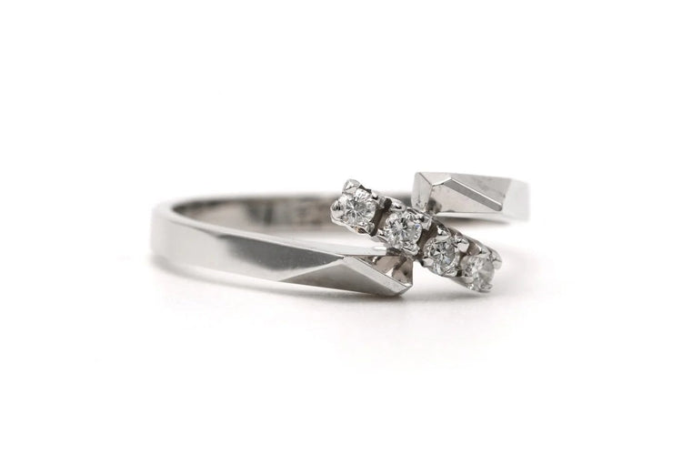 Bague 51 Bague contemporaine en or blanc et diamants 58 Facettes 23339