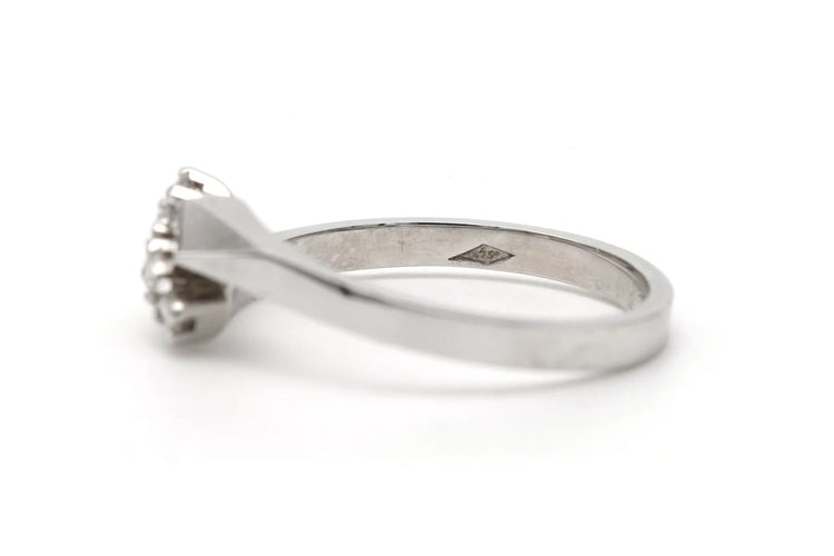 Bague 51 Bague contemporaine en or blanc 18 carats sertie de diamants 58 Facettes 23339
