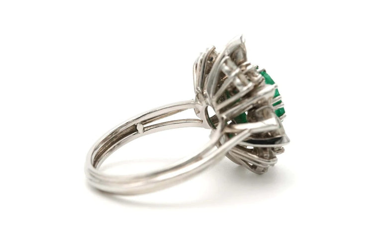 Bague 53 Bague contemporaine sertie d’émeraude et diamants en or blanc 18 carats 58 Facettes 23331