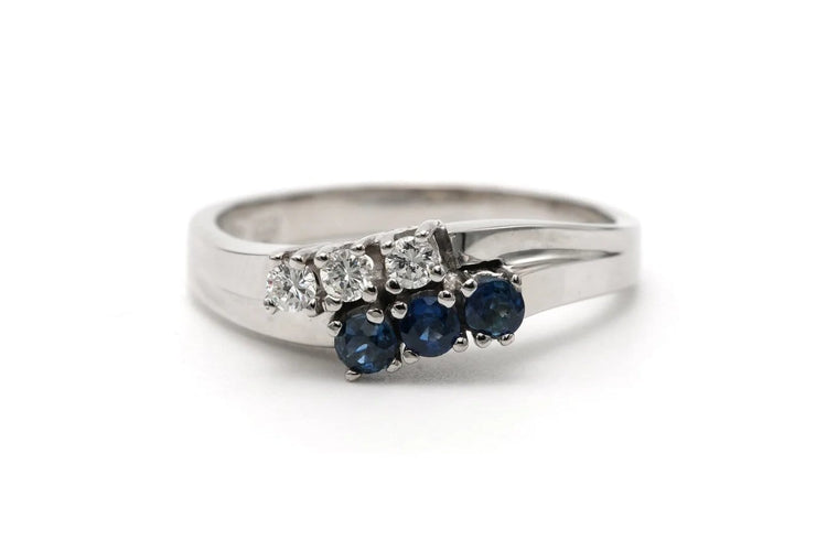 Bague 55 Bague contemporaine en or blanc 18 carats avec saphirs et diamants 58 Facettes 23335