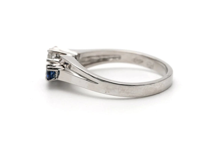 Bague 55 Bague contemporaine en or blanc 18 carats avec saphirs et diamants 58 Facettes 23335