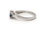 Bague 55 Bague contemporaine en or blanc 18 carats avec saphirs et diamants 58 Facettes 23335