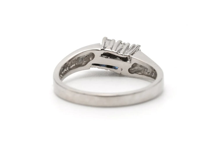 Bague 55 Bague contemporaine en or blanc 18 carats avec saphirs et diamants 58 Facettes 23335