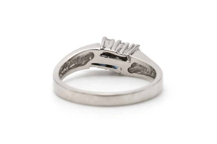Bague 55 Bague contemporaine en or blanc 18 carats avec saphirs et diamants 58 Facettes 23335