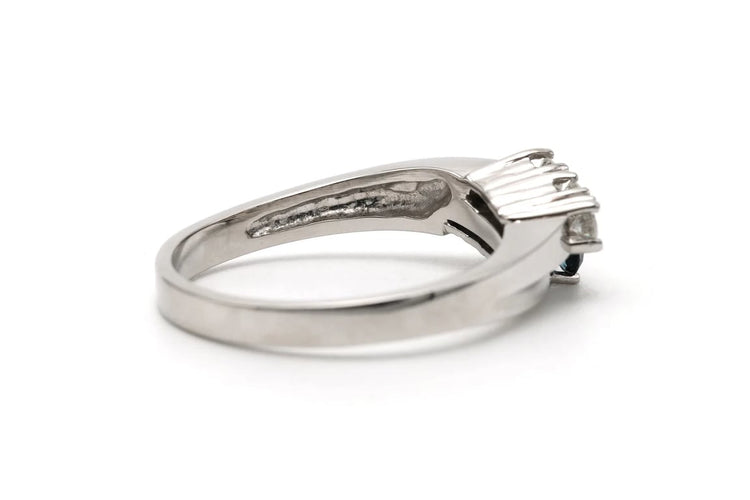 Bague 55 Bague contemporaine en or blanc 18 carats avec saphirs et diamants 58 Facettes 23335