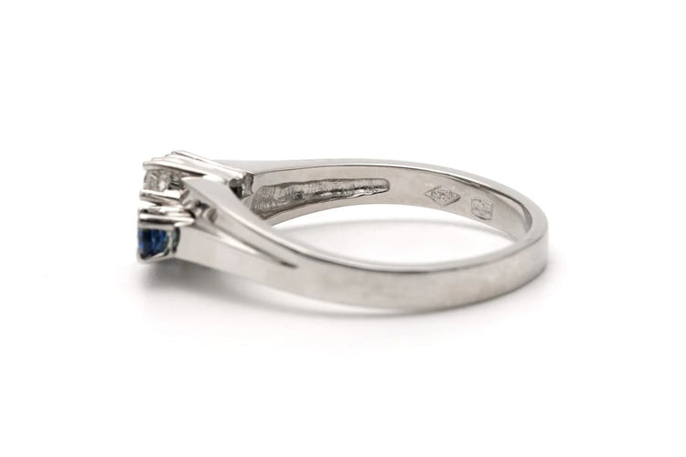 Bague 55 Bague contemporaine en or blanc 18 carats avec saphirs et diamants 58 Facettes 23335