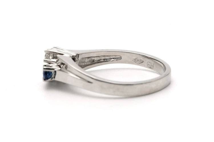 Bague 55 Bague contemporaine en or blanc 18 carats avec saphirs et diamants 58 Facettes 23335