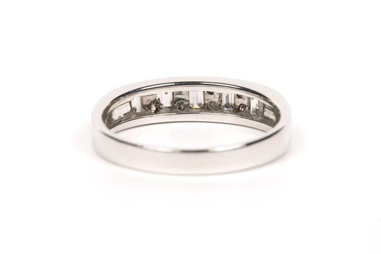Bague 56 Alliance demi-américaine - Bague en or blanc 18 carats et diamants 58 Facettes 19361