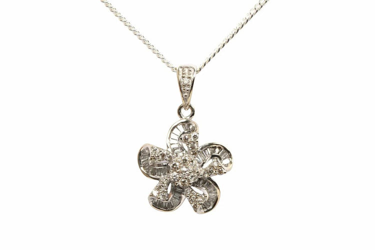 Pendentif Pendentif contemporain en or blanc et diamants 58 Facettes 21736